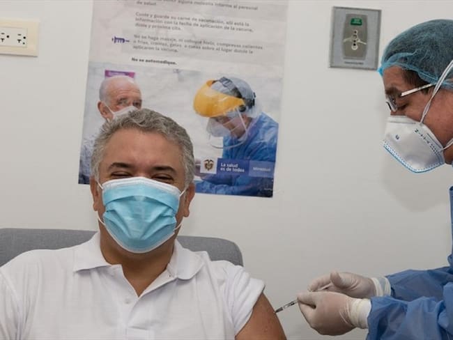 Presidente de Colombia, Iván Duque, recibió la segunda dosis de la vacuna contra la COVID-19. Foto: Presidencia de la República