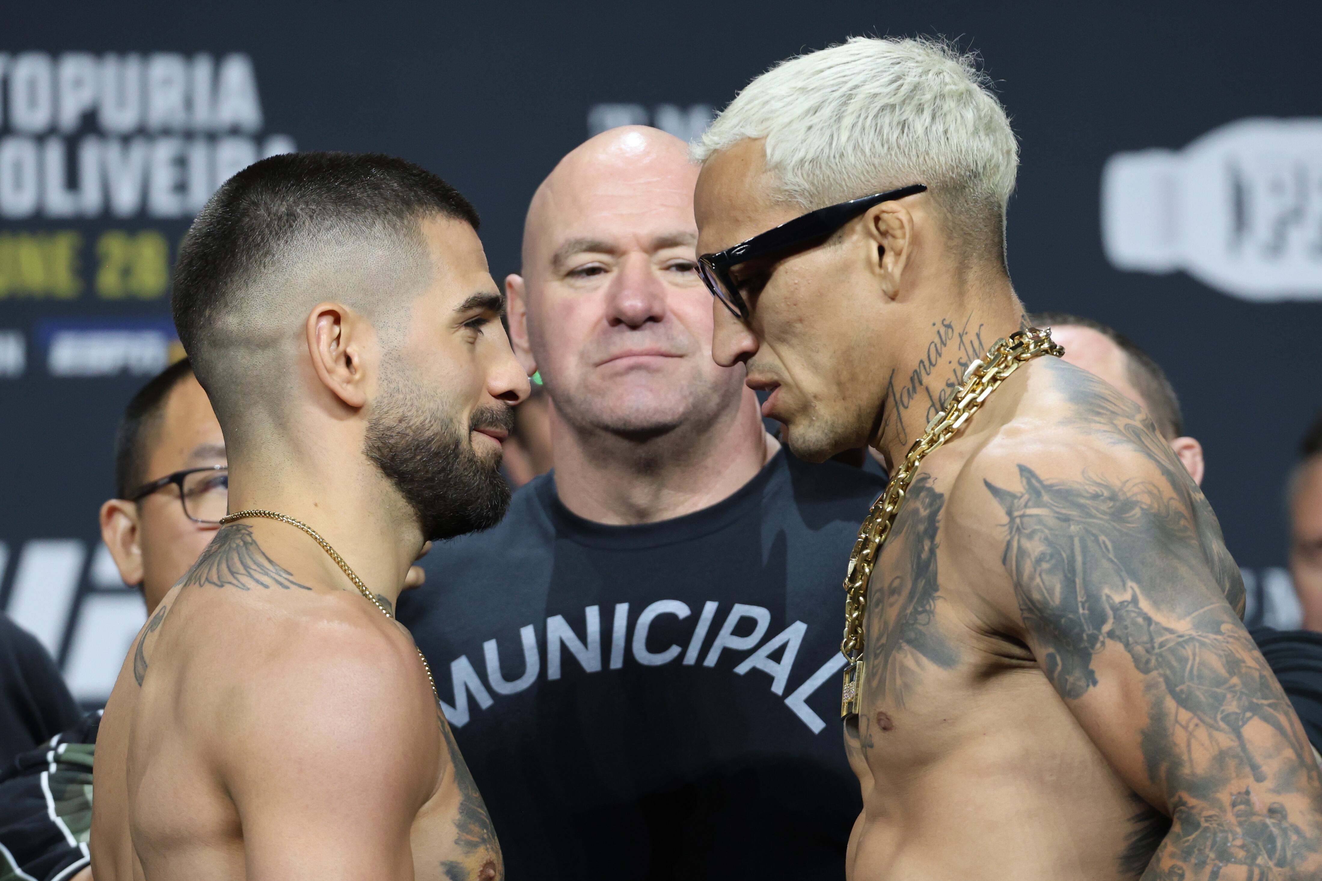 El peleador español Ilia Topuria y el brasileño Charles Oliveira. EFE/ Octavio Guzmán