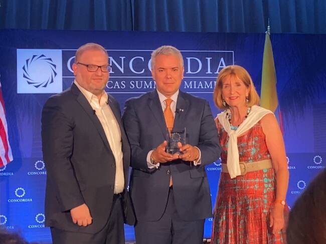 Nicholas Logothetis cofundador y presidente de concordia, Iván Duque, Paula J. Dobriansky, Ph.D. Exsubsecretaria de estado para asuntos globales)
