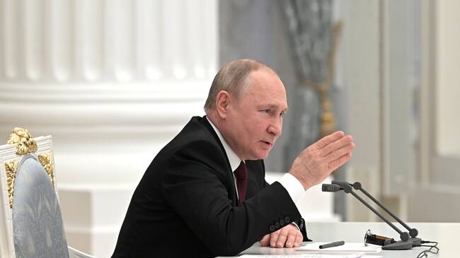 MOSCOW, RUSSIA - FEBRUARY 21: (----EDITORIAL USE ONLY â MANDATORY CREDIT - "KREMLIN PRESS OFFICE / HANDOUT" - NO MARKETING NO ADVERTISING CAMPAIGNS - DISTRIBUTED AS A SERVICE TO CLIENTS----) Russian President Vladimir Putin summons meeting of Russia's Security Council at Kremlin in Moscow, Russia on February 21, 2022. (Photo by Kremlin Press Office/Handout/Anadolu Agency via Getty Images)