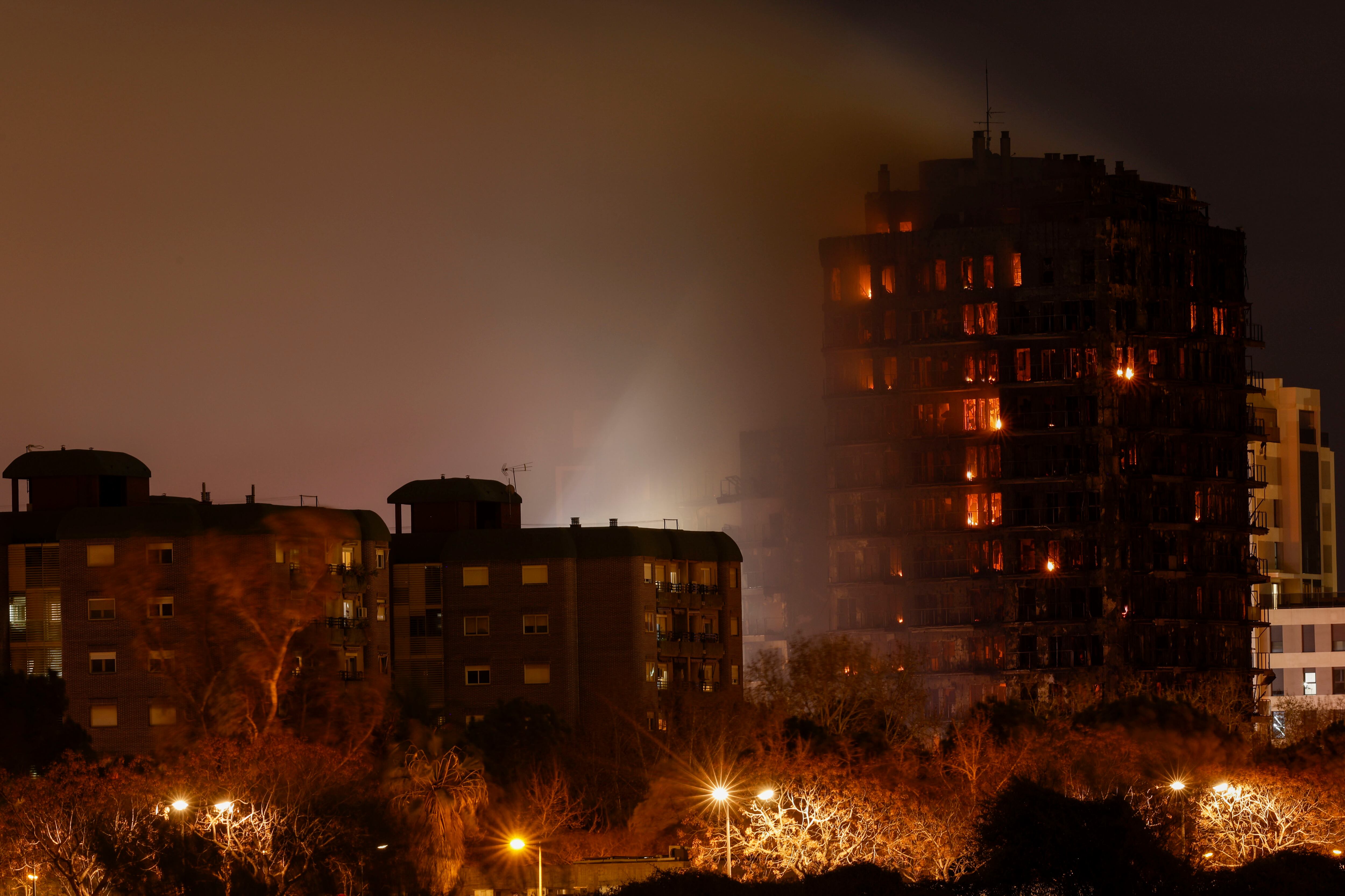 Los heridos en el incendio de València ascienden a 14, de los que 6 son bomberos. Foto: EFE/ Kai Fösterling