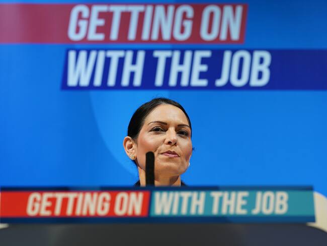 Reino Unido "sigue comprometido" con su plan de enviar a migrantes a Ruanda