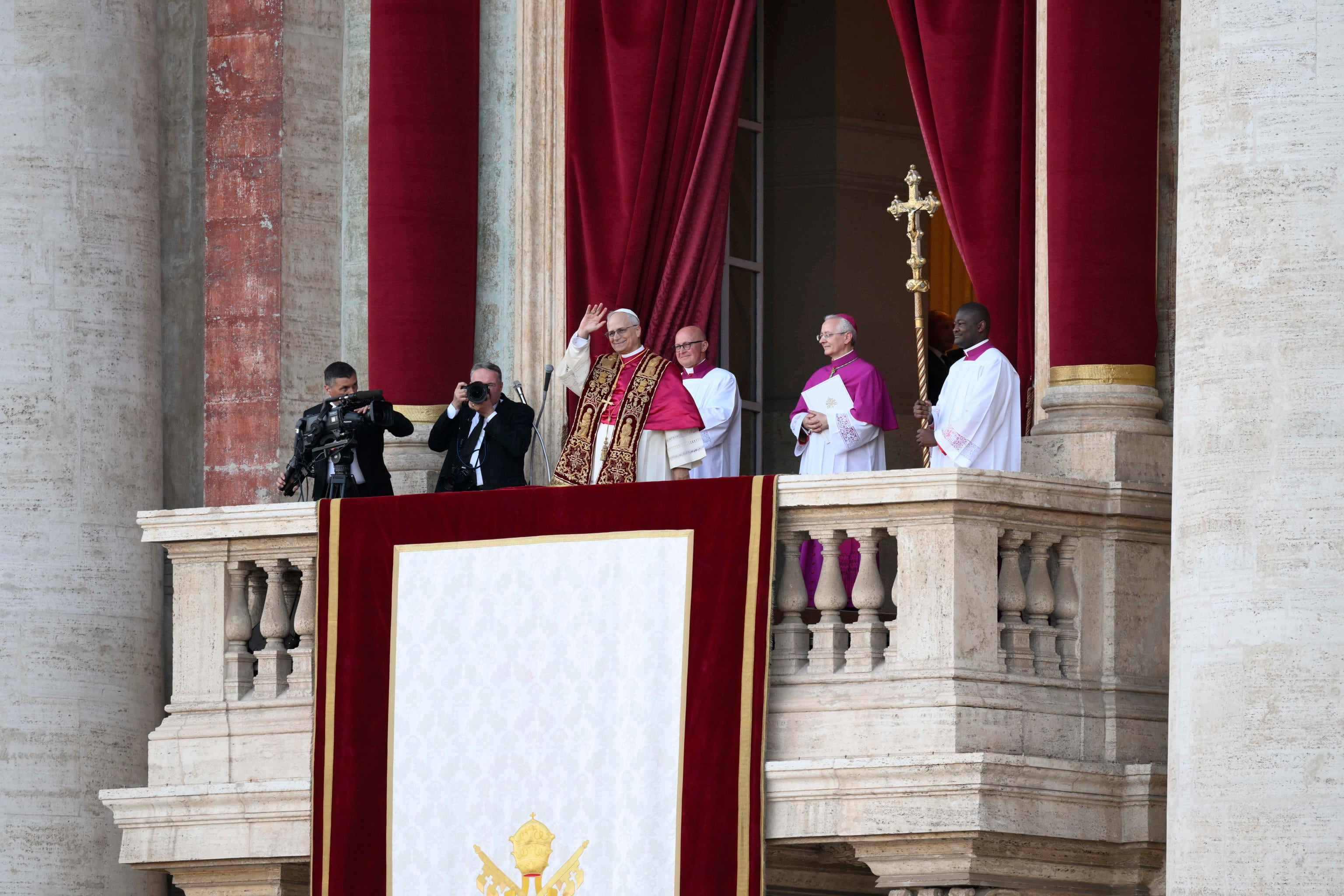 Papa León XIV en el balcón de la Plaza de San Pedro. Foto: EFE/EPA/VATICAN MEDIA HANDOUT 