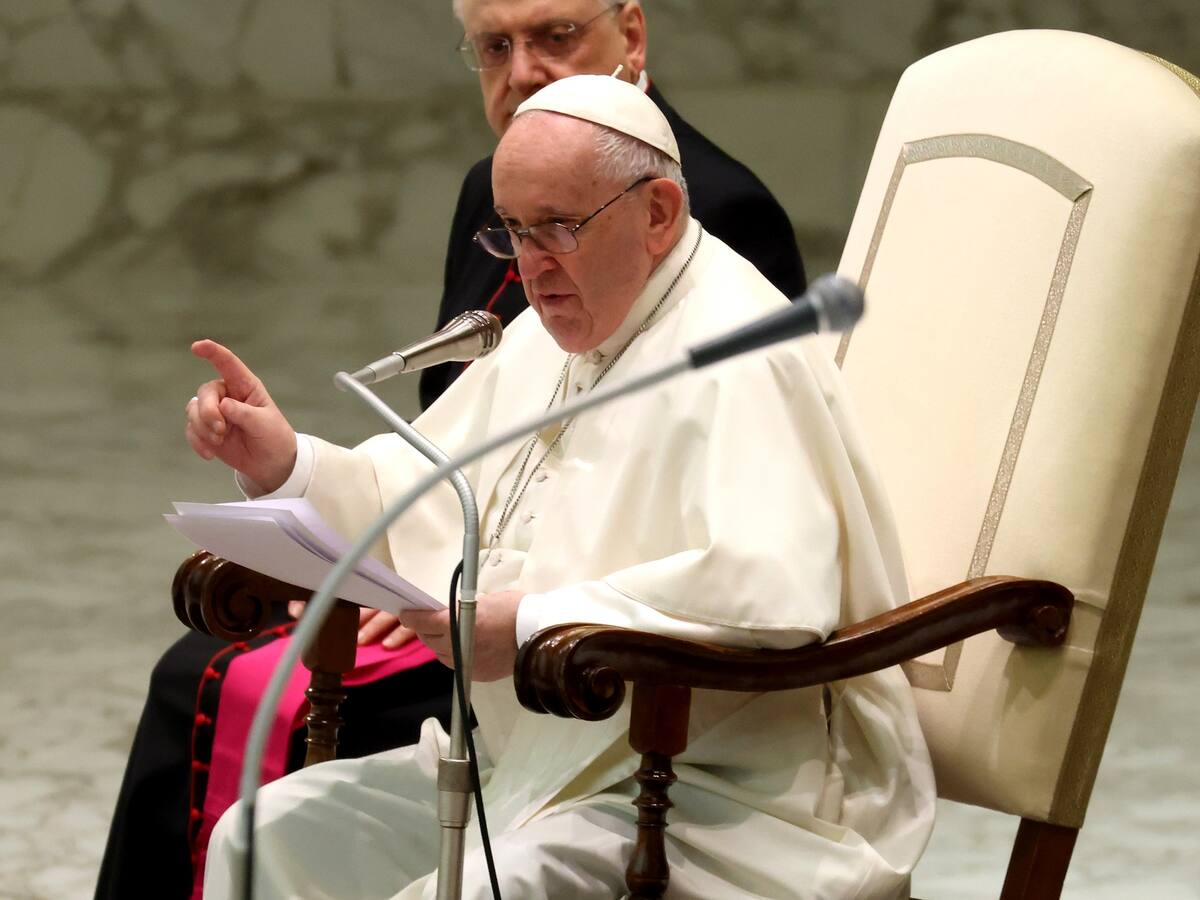 Papa Francisco pide abrir corredores humanitarios para ucranianos que huyen de su país