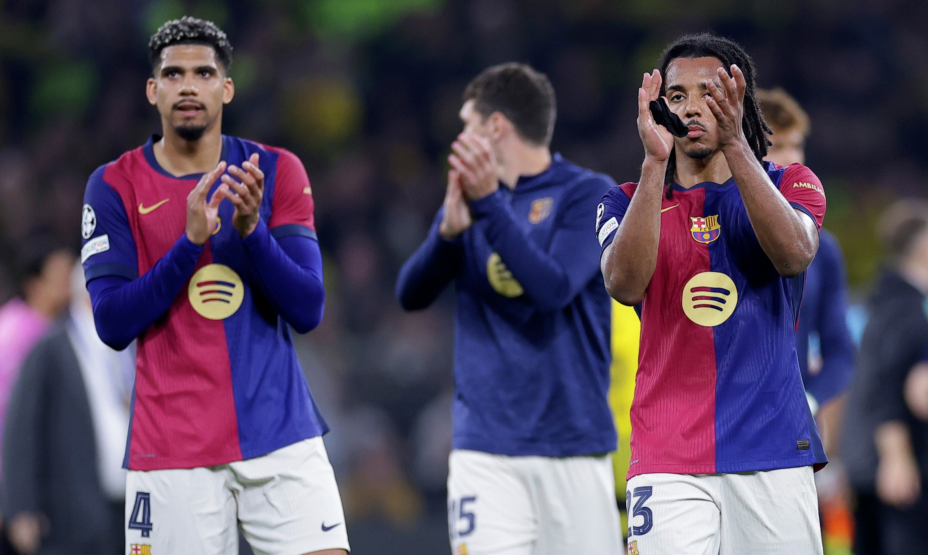 Ronald Araujo y Jules Koundé del FC Barcelona, tras avanzar a semifinales de la Champions League. FOTO: EFE/EPA/CHRISTOPHER NEUNDORF