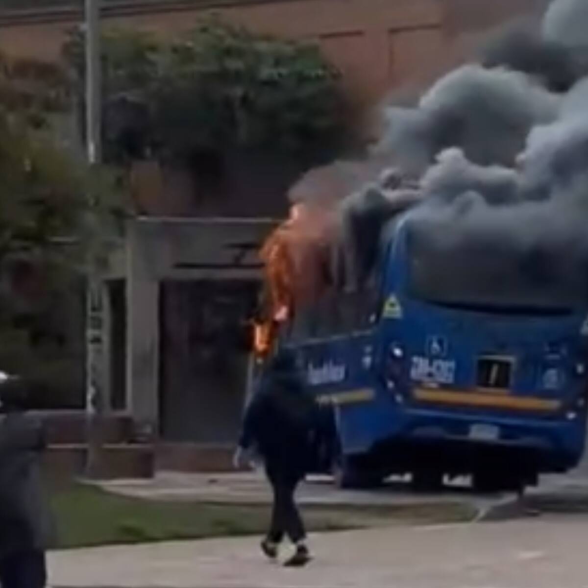 “No es protesta, es un acto criminal”: secretario de Seguridad de Bogotá tras quema de bus