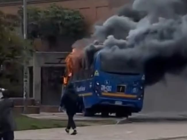 “No es protesta, es un acto criminal”: secretario de Seguridad de Bogotá tras quema de bus