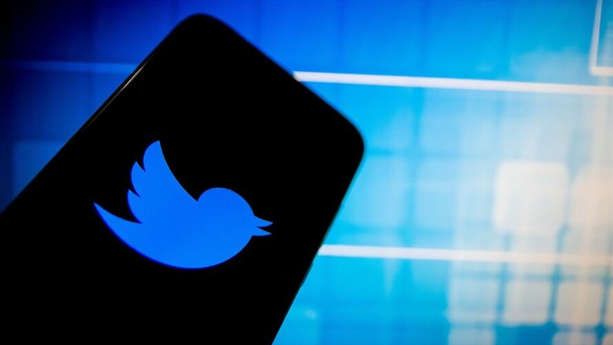 Proceso de verificación de una cuenta en Twitter 2021. Foto: Nikolas Kokovlis/NurPhoto via Getty Images