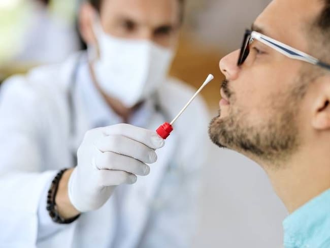 En Cartagena la incidencia de contagios por Cuarta Ola es de 315 por cada 100.000 habitantes. Imagen de referencia de toma de prueba COVID-19 / drazen_zigic