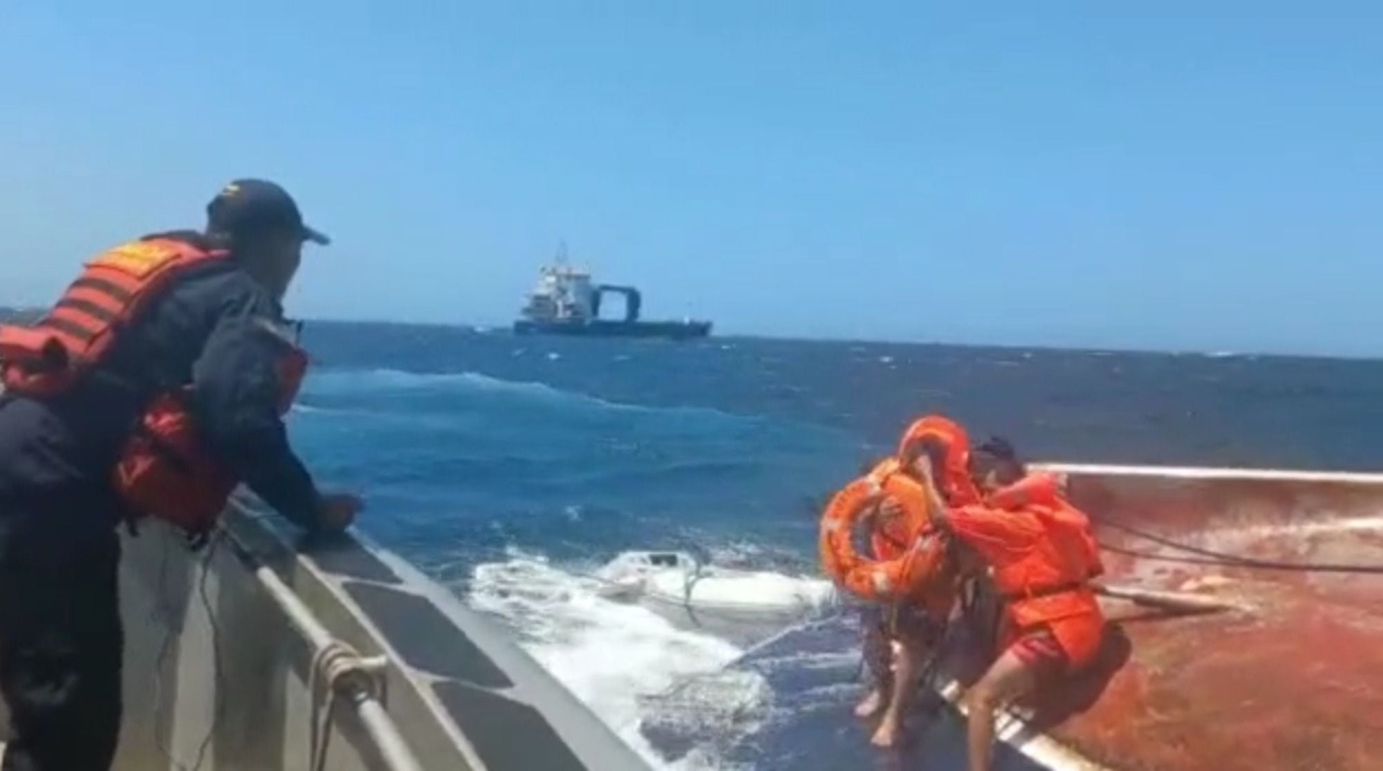 Rescate de los tripulantes/ Armada Nacional