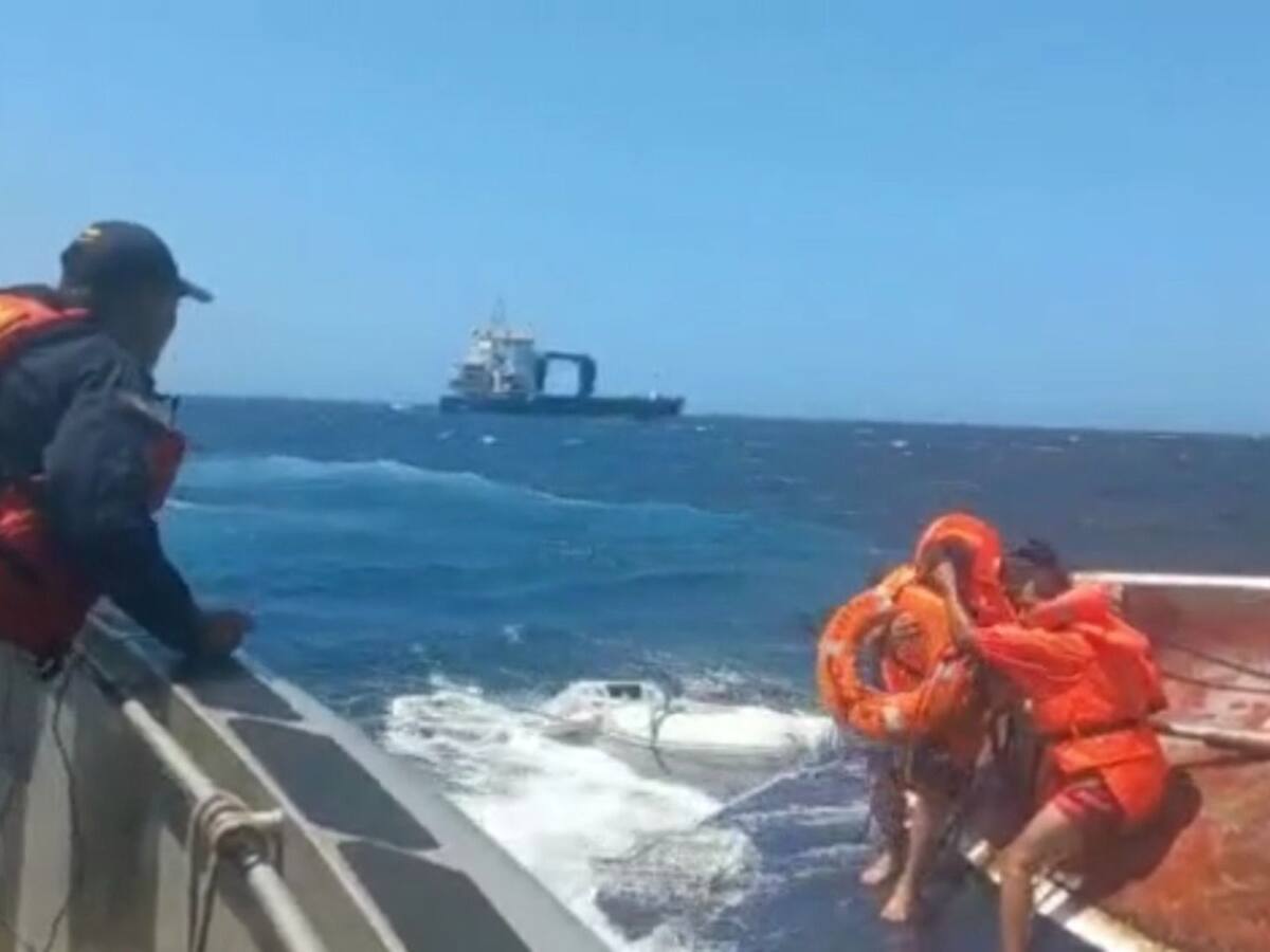 Rescatada embarcación que habría naufragado a 3.5 millas náuticas en Santa Marta