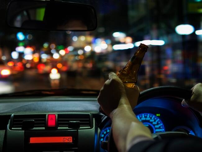 Imagen de referencia de conductor tomando alcohol. Foto: Getty Images.