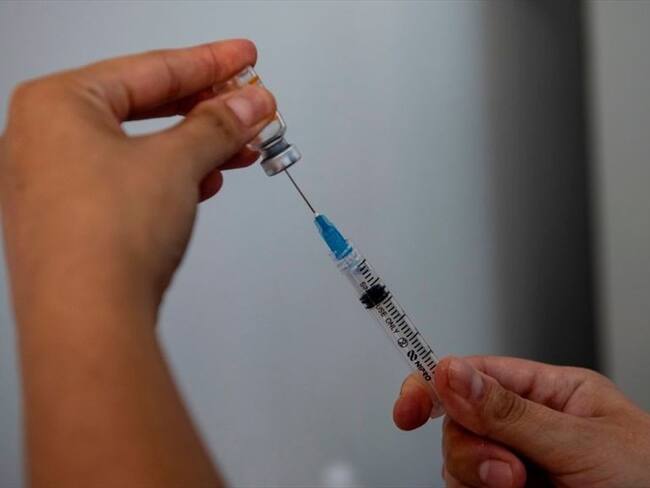 Las razones por las que Chile se convirtió en el país que más rápido vacuna en el mundo