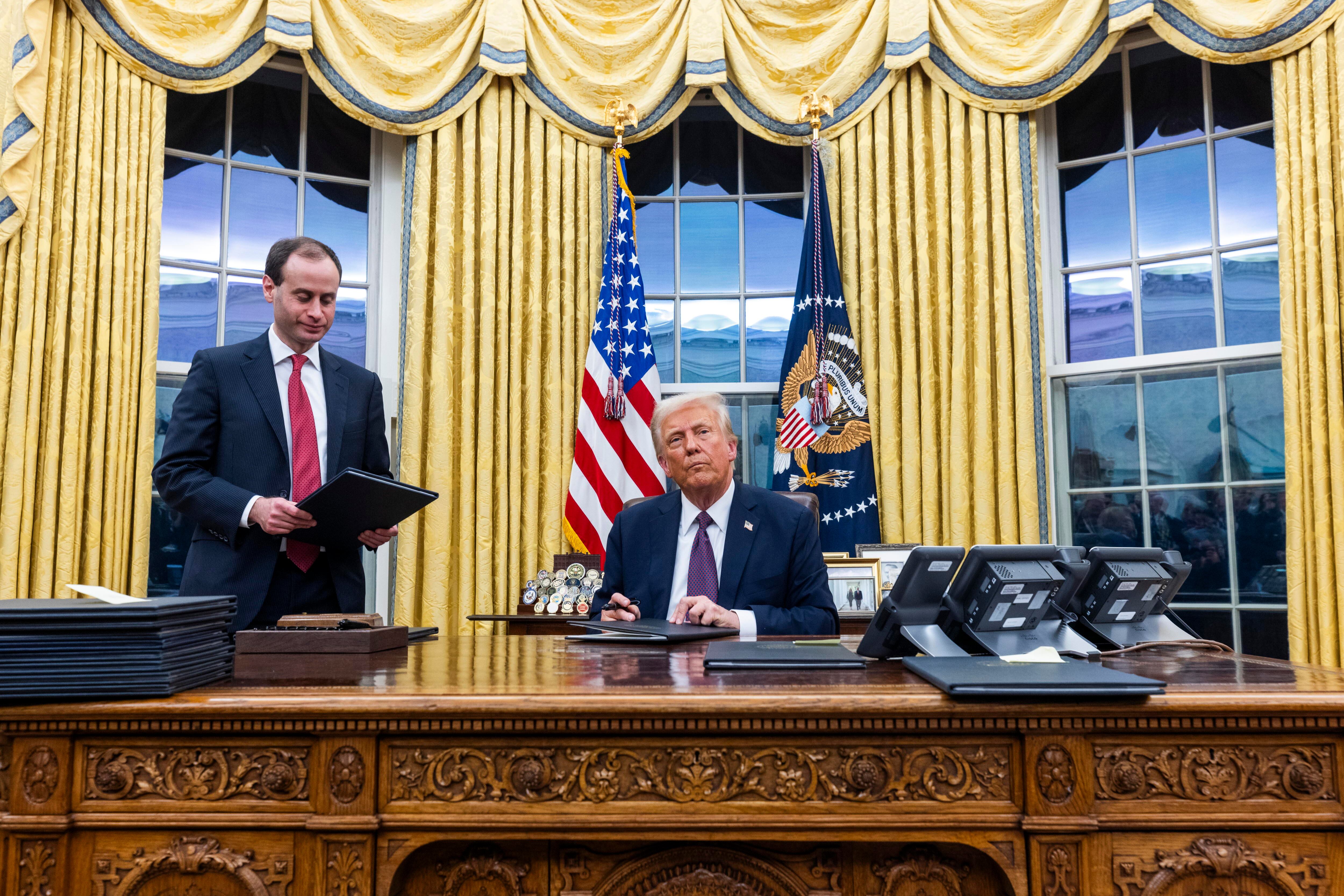Washington (United States), 20/01/2025.- US President Donald Trump signs numerous executive orders, including pardons for defendants from the January 6th riots and a delay on the TikTok ban, on the first day of his presidency in the Oval Office of the White House in Washington, DC, USA, 20 January 2025. Trump, who defeated Kamala Harris to become the 47th president of the United States, was sworn in earlier in the day, though the planned outdoor ceremonies and events were cancelled due to extremely cold temperatures. (Disturbios, Estados Unidos) EFE/EPA/JIM LO SCALZO / POOL
