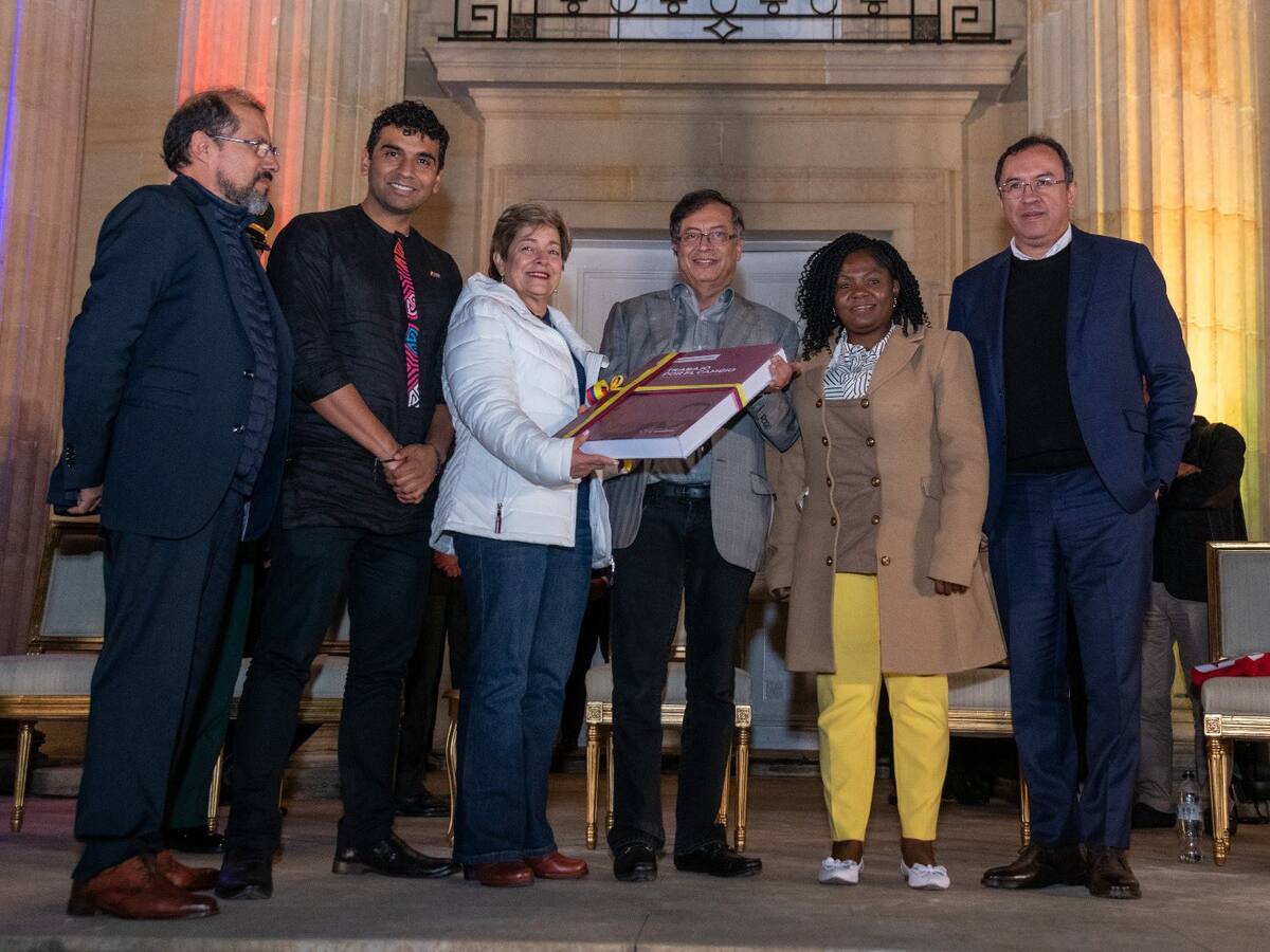 Cuestionan costo de eventos para radicación de reformas del Gobierno Petro