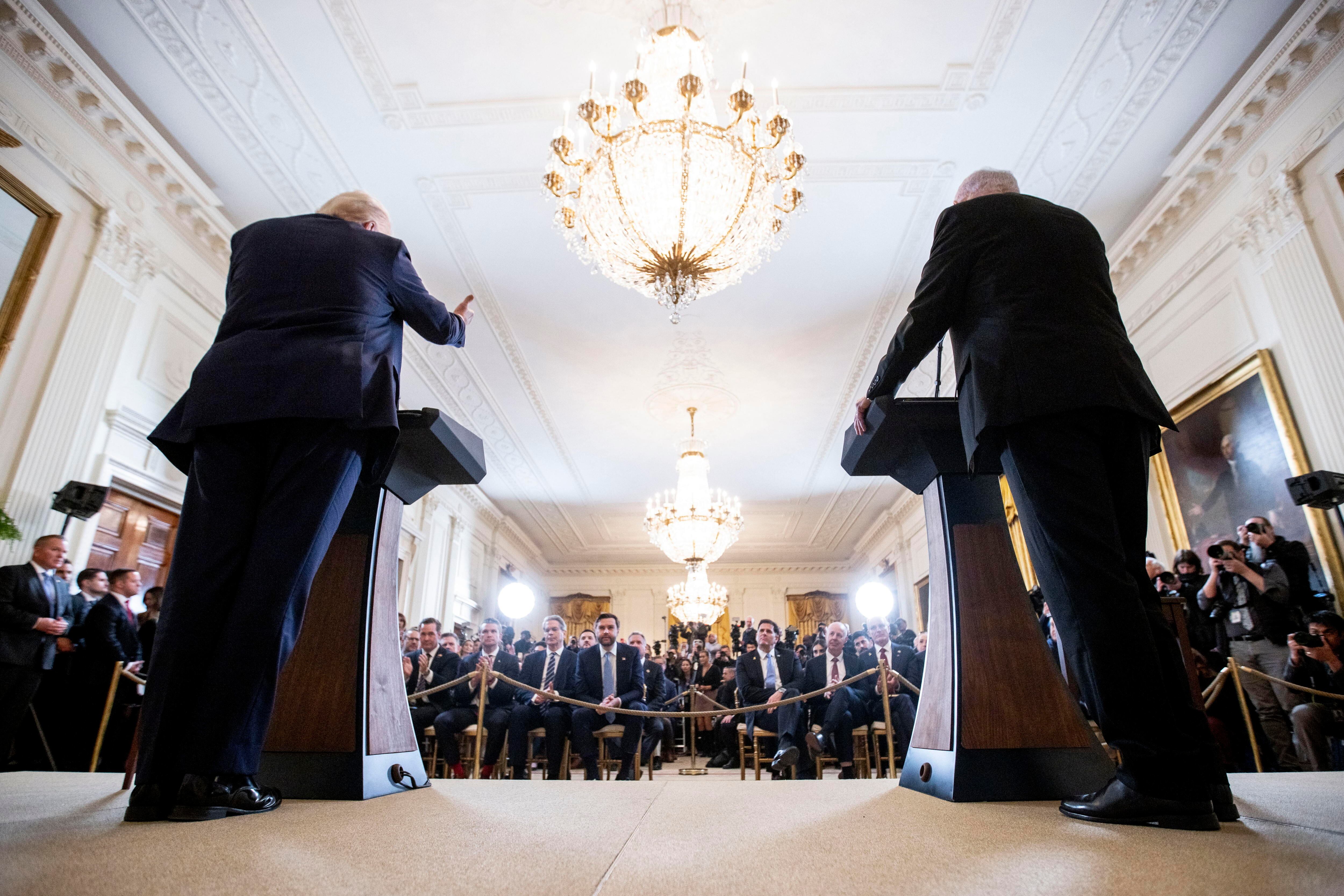Washington (Estados Unidos), 04/02/2025.- El presidente estadounidense, Donald J. Trump (i), y el primer ministro israelí, Benjamín Netanyahu (d), durante una rueda de prensa conjunta en la Sala Este de la Casa Blanca.