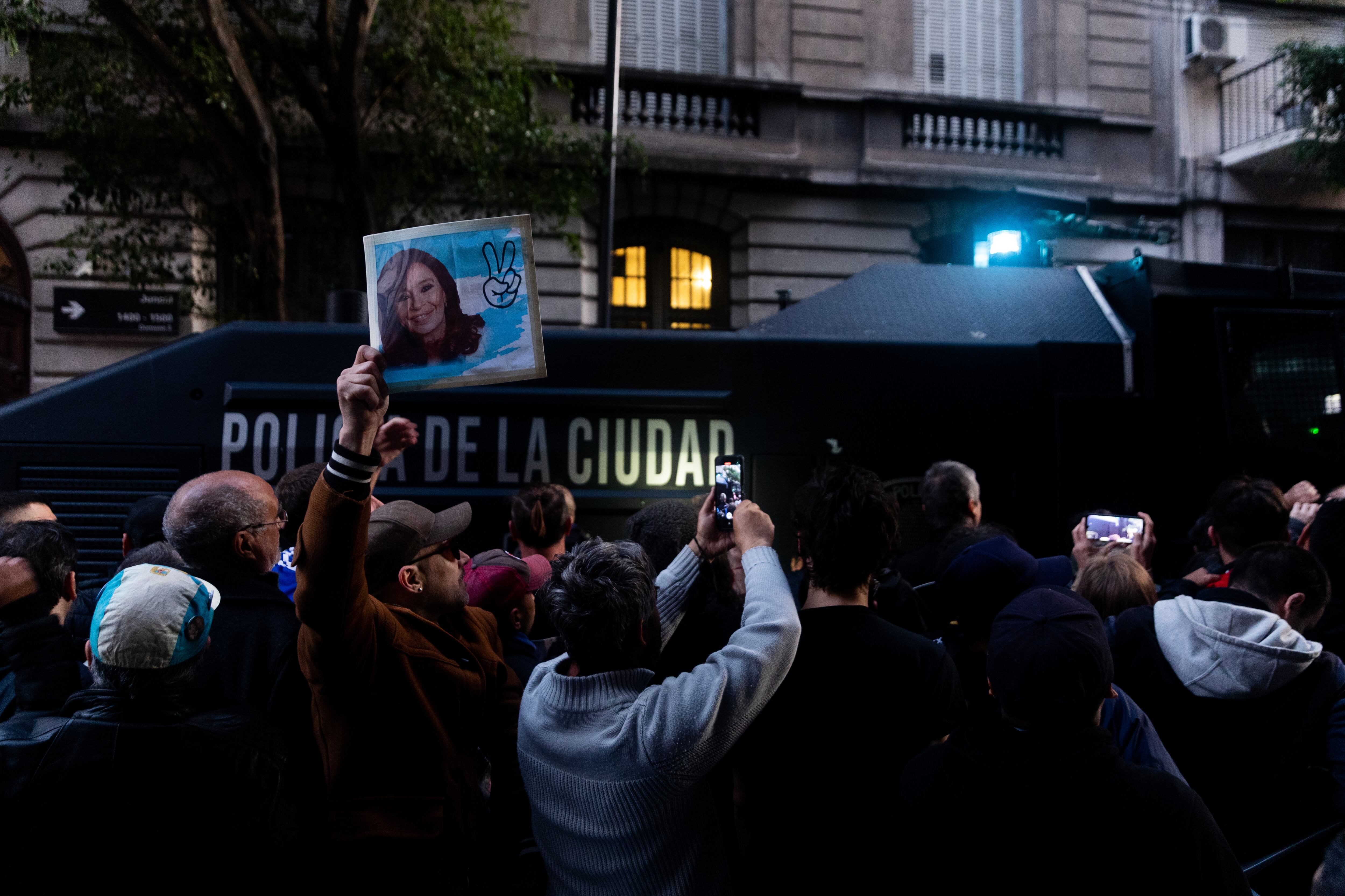 Referencia de protestas en Buenos ires por condena contra Cristina Fernández. Foto: Tomas Cuesta/Getty Images.