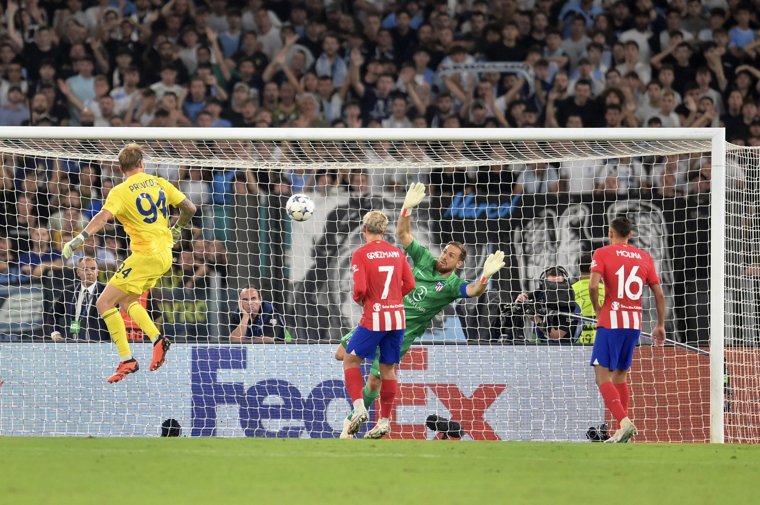 Ivan Provedel, portero de la Lazio, anota el empate de su equipo al último minuto contra el Atlético de Madrid por Champions. 19 de septiembre de 2023. Foto: EFE/EPA/EMILIANO GRILLOTTI