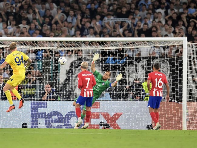Ivan Provedel, portero de la Lazio, anota el empate de su equipo al último minuto contra el Atlético de Madrid por Champions. 19 de septiembre de 2023. Foto: EFE/EPA/EMILIANO GRILLOTTI