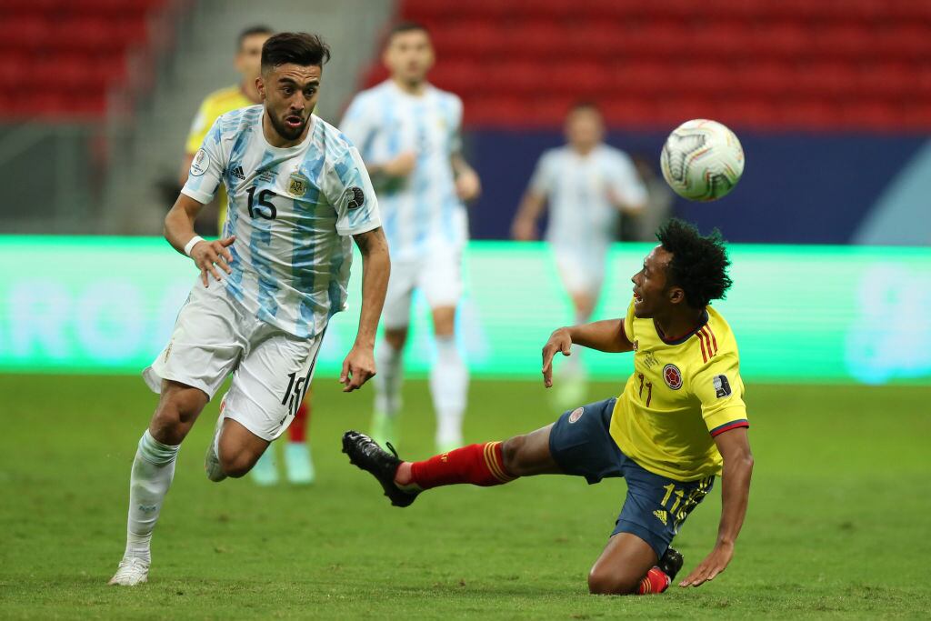 BRASILIA, BRAZIL - JULY 06: Juan Cuadrado of Colombia competes for the ball with Nicolás Gonzalez of Argentina during a semi-final match of Copa America Brazil 2021  (Photo by Alexandre Schneider/Getty Images)