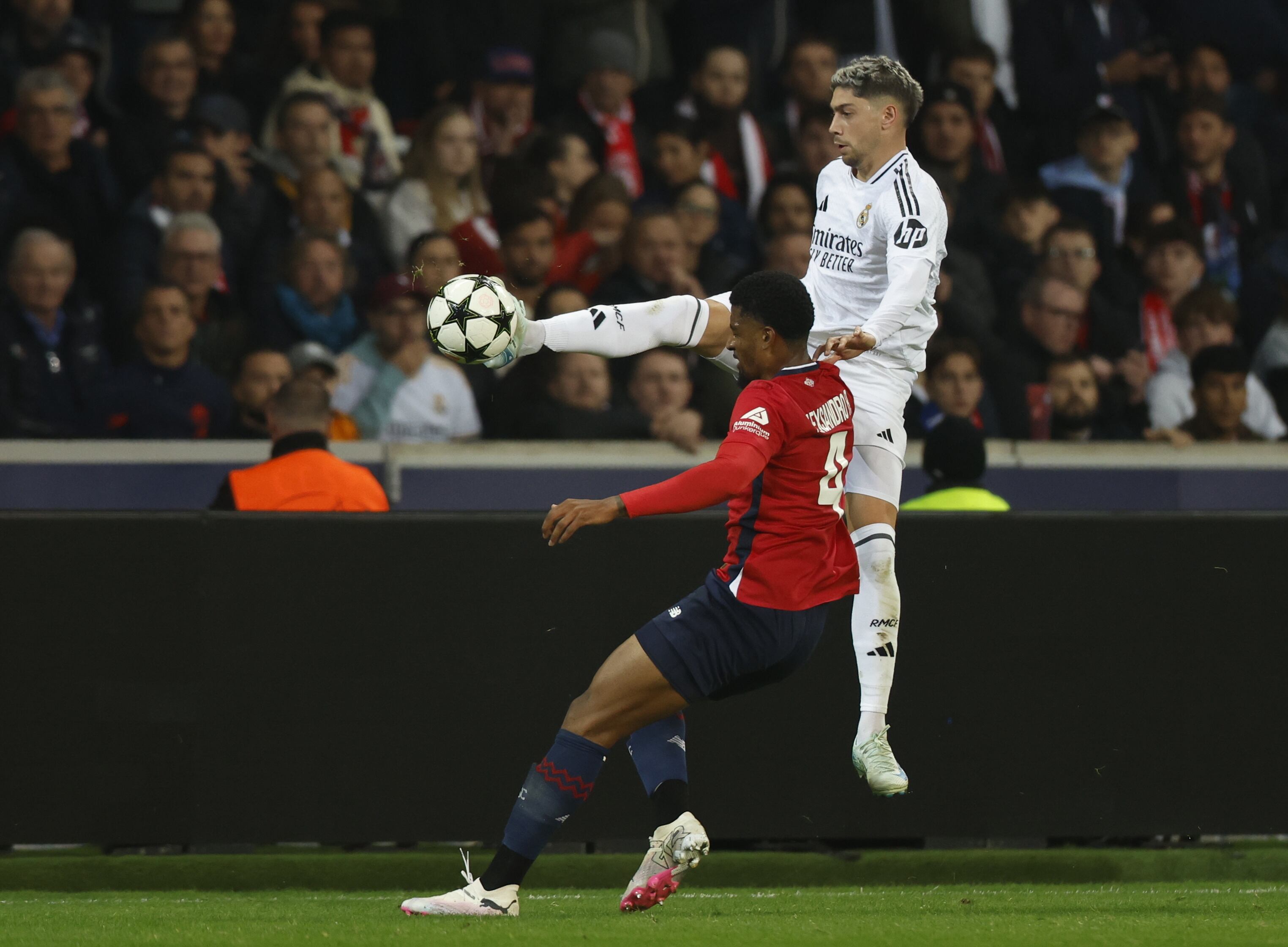 Lille (France), 02/10/2024.- De Souza Ribeiro Alexandro-Victor of Lille in action against Federico Valverde (R) of Real Madrid during the UEFA Champions League match between Lille and Real Madrid in Lille, France, 02 October 2024. (Liga de Campeones, Francia) EFE/EPA/MOHAMMED BADRA