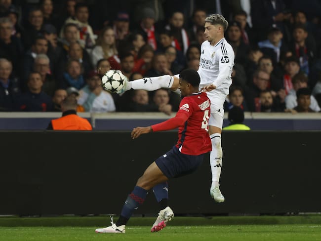 Lille (France), 02/10/2024.- De Souza Ribeiro Alexandro-Victor of Lille in action against Federico Valverde (R) of Real Madrid during the UEFA Champions League match between Lille and Real Madrid in Lille, France, 02 October 2024. (Liga de Campeones, Francia) EFE/EPA/MOHAMMED BADRA