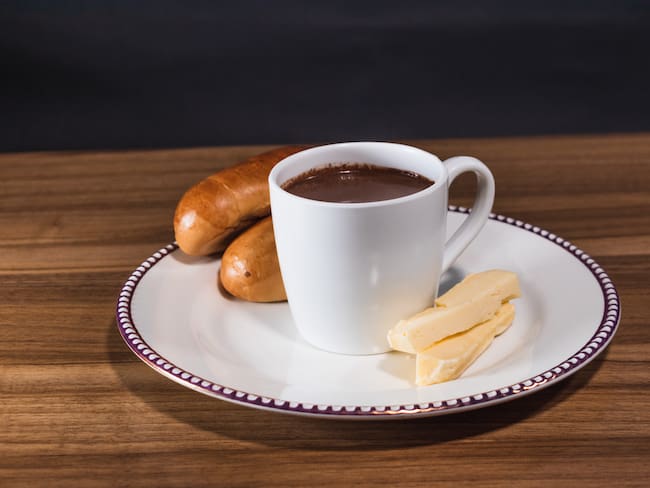 Chocolate caliente con queso y pan (Foto vía Getty Images)