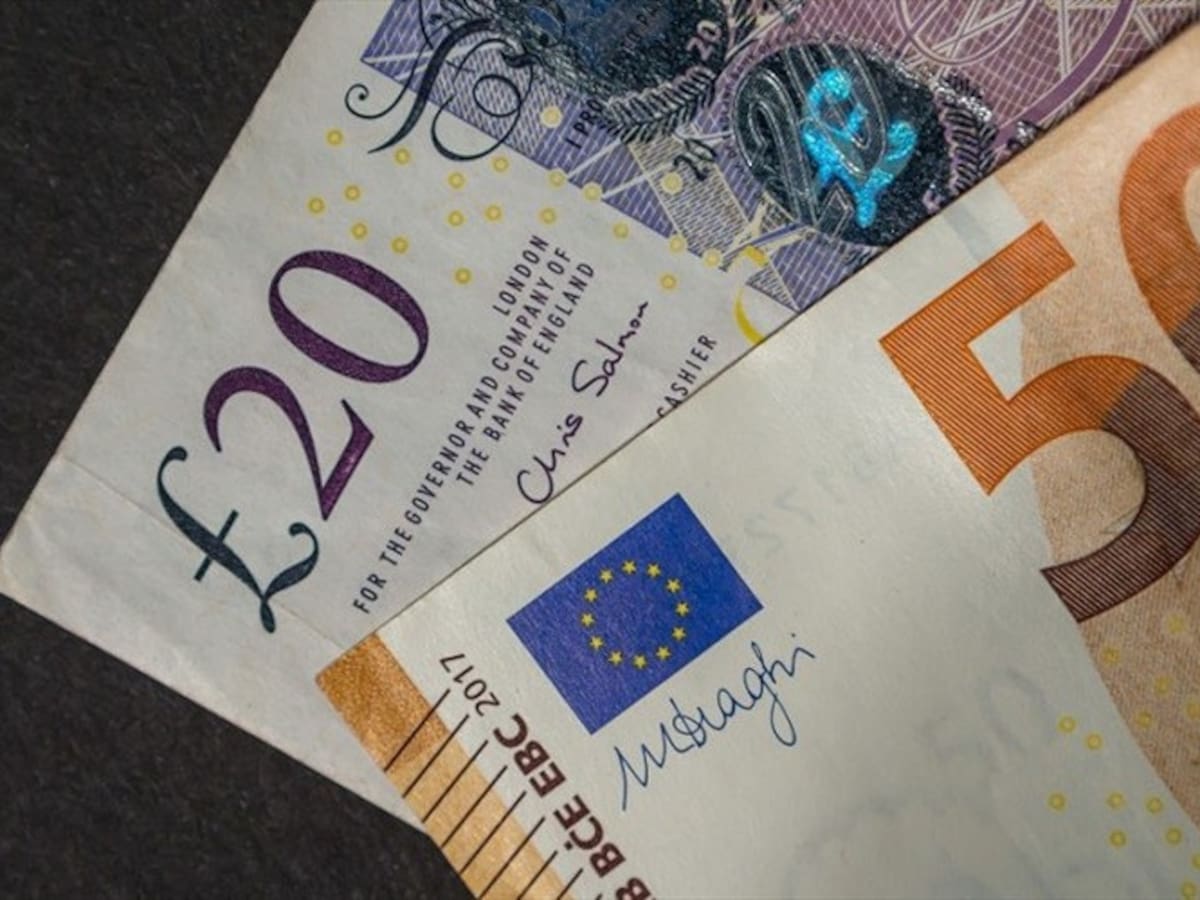 Misterioso descubrimiento de una maleta con medio millón de euros en un sótano en París