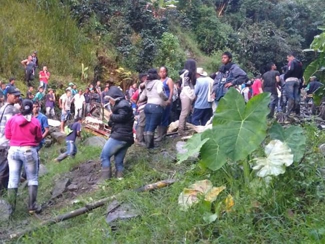 La caída por un abismo de un bus tipo escalera, en el municipio de Sabanalarga, dejó 14 personas fallecidas, entre quienes se encontraban dos menores de edad. Foto: Dapard