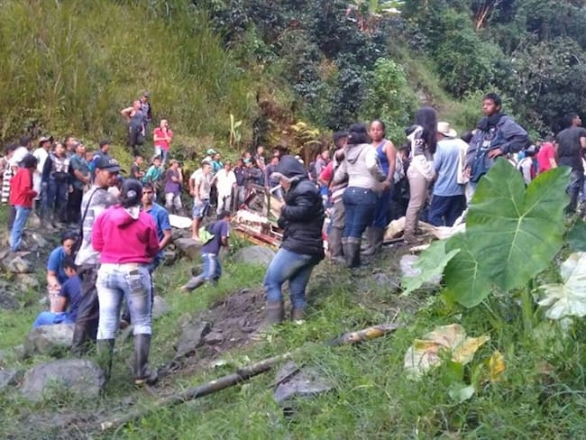 La caída por un abismo de un bus tipo escalera, en el municipio de Sabanalarga, dejó 14 personas fallecidas, entre quienes se encontraban dos menores de edad. Foto: Dapard