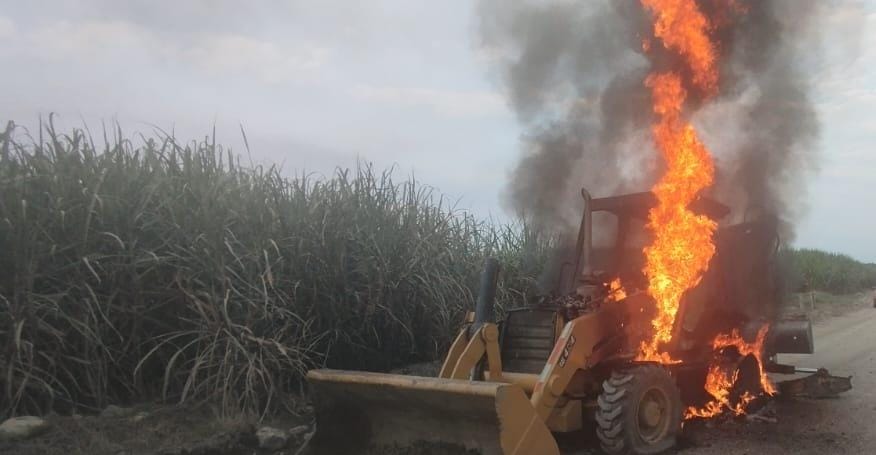 en una finca donde se realizaban labores agrícolas, se llevaron la maquinaria y posteriormente la incineraron. Crédito: Asocaña.