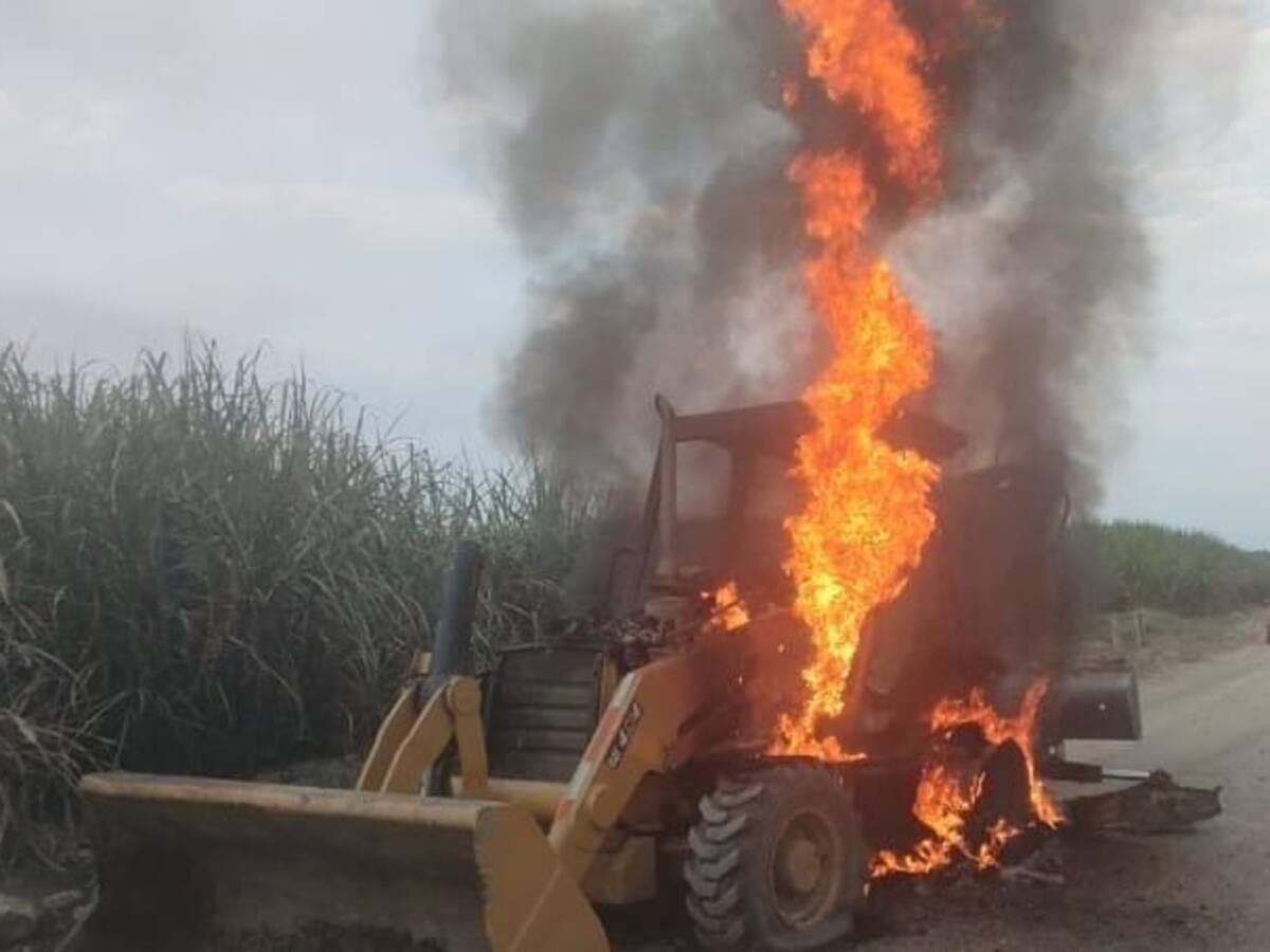 Hombres armados incendiaron maquinaria agrícola en el norte del Cauca