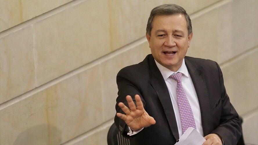 El presidente del Senado, Ernesto Macías, protagonizó un incómodo episodio cuando se le escapó un “madrazo” mientras su micrófono seguía abierto. Foto: Colprensa