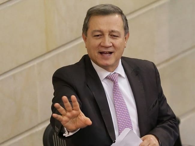 El presidente del Senado, Ernesto Macías, protagonizó un incómodo episodio cuando se le escapó un “madrazo” mientras su micrófono seguía abierto. Foto: Colprensa