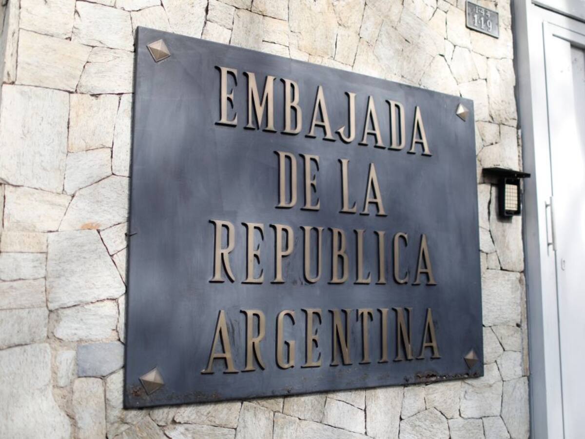 Argentina denunció corte de energía y “hostigamiento” a su embajada en Caracas