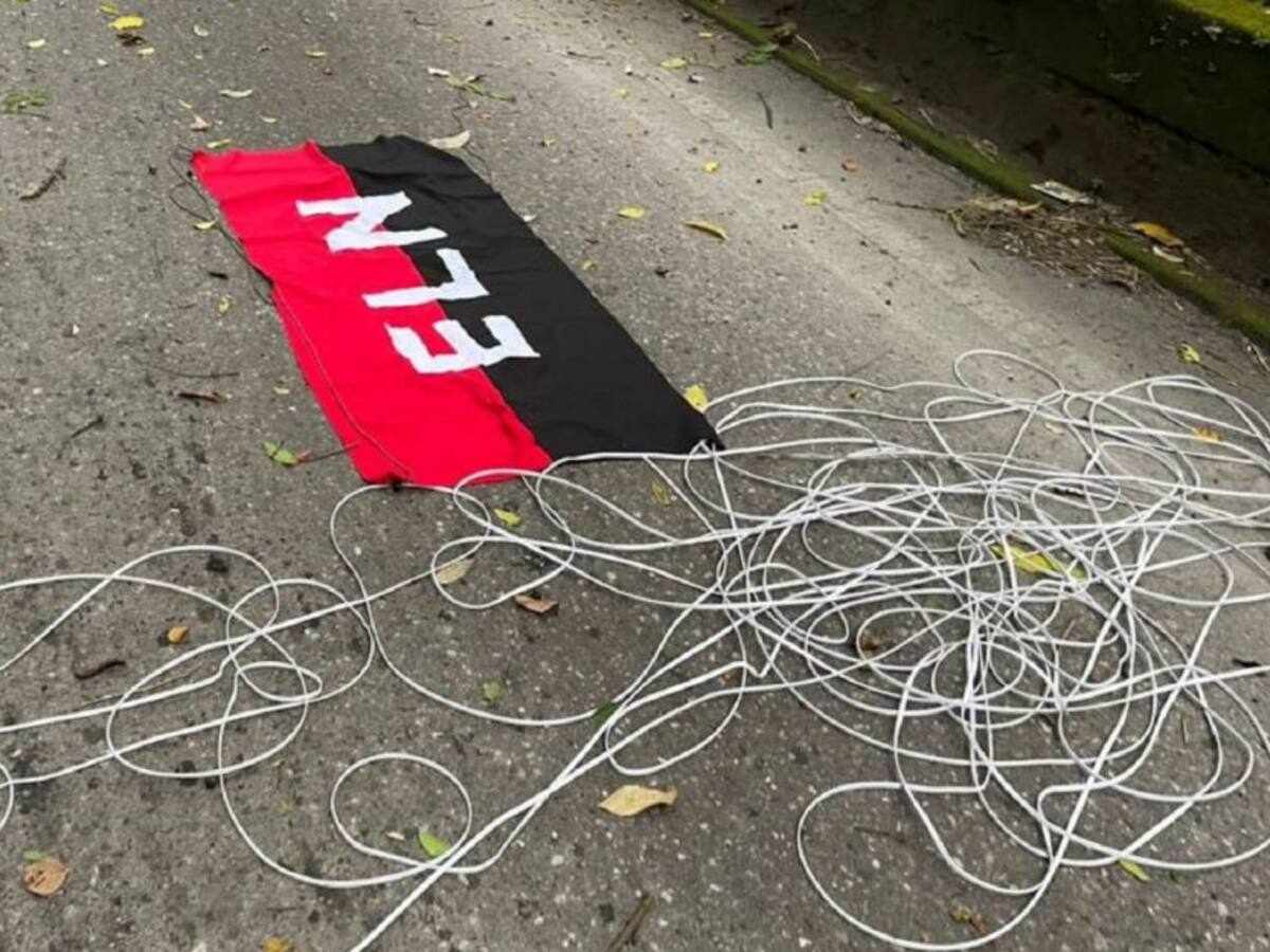 Alerta en Medellín por instalación de bandera del ELN en un puente
