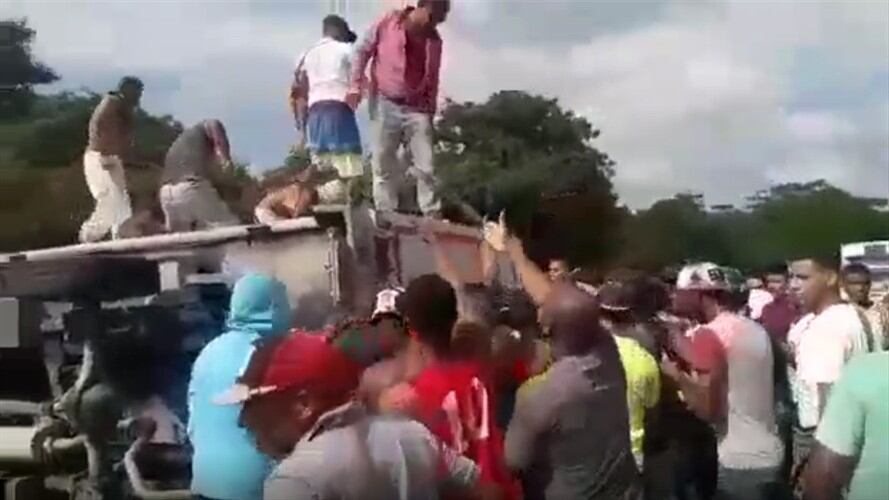 Al lograr salir del automotor, el conductor fue intimidado con machetes y armas cortopunzantes para que abriera las compuertas. Foto: Captura de video