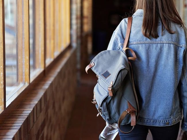 Denuncia la madre de una menor de edad que su hija fue apuñalada por uno de sus compañeros de salón. Foto: Getty Images / KLAUS VEDFELT