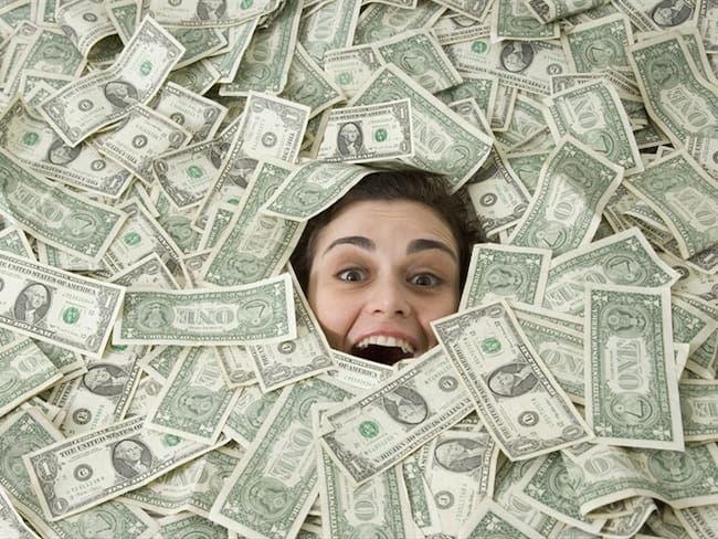 ¿Tiene o no incidencia el dinero en la felicidad? Un estudio asegura que no. Foto: Getty Images