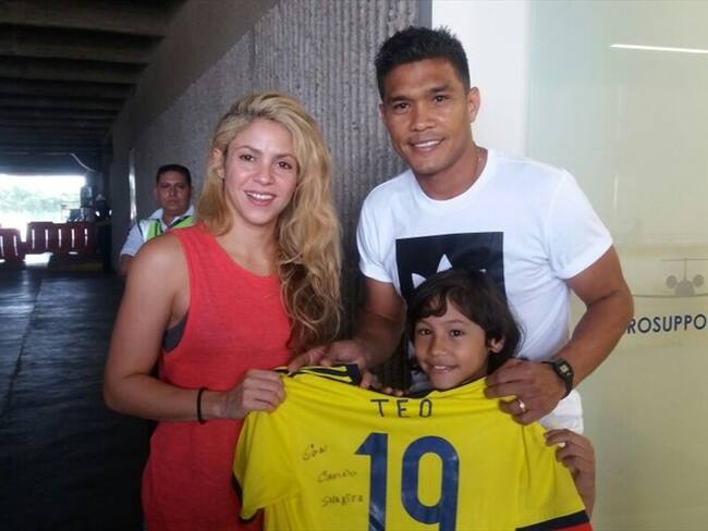 Teo les obsequió una camiseta de la Selección Colombia, al futbolista catalán y a la cantante.. Foto: Comunicaciones Aeropuerto Ernesto Cortissoz