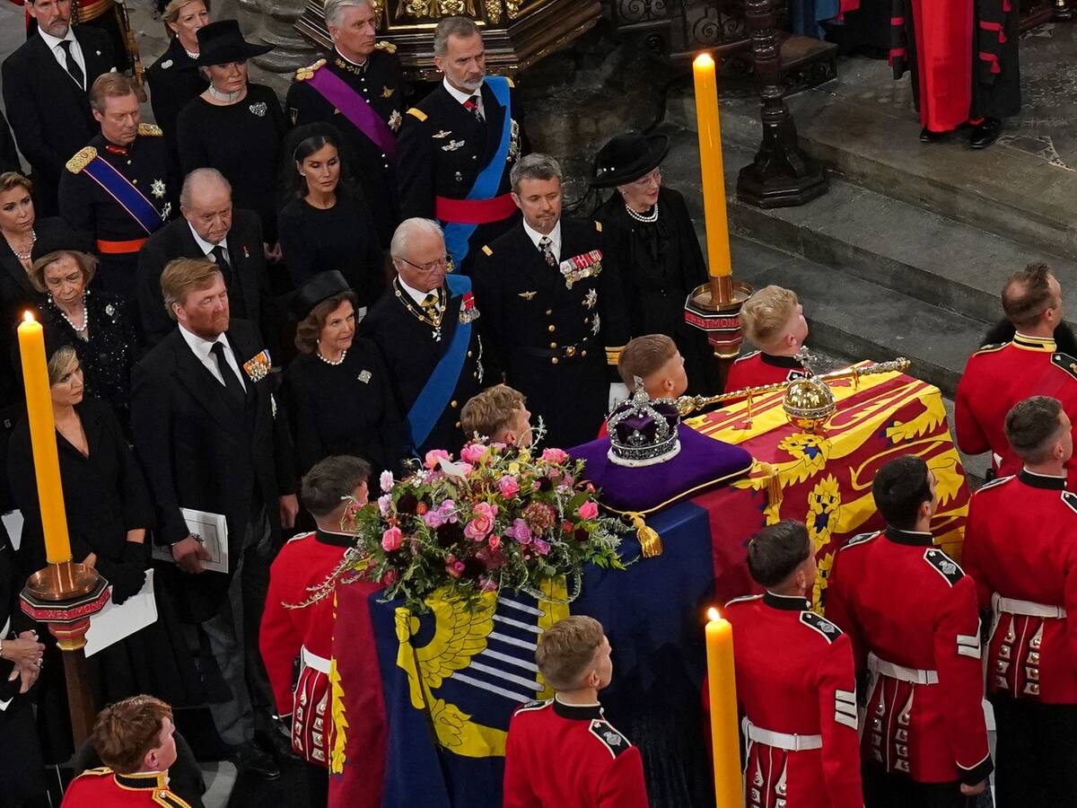 Los reyes de España y los eméritos estuvieron juntos en el funeral de Isabel II