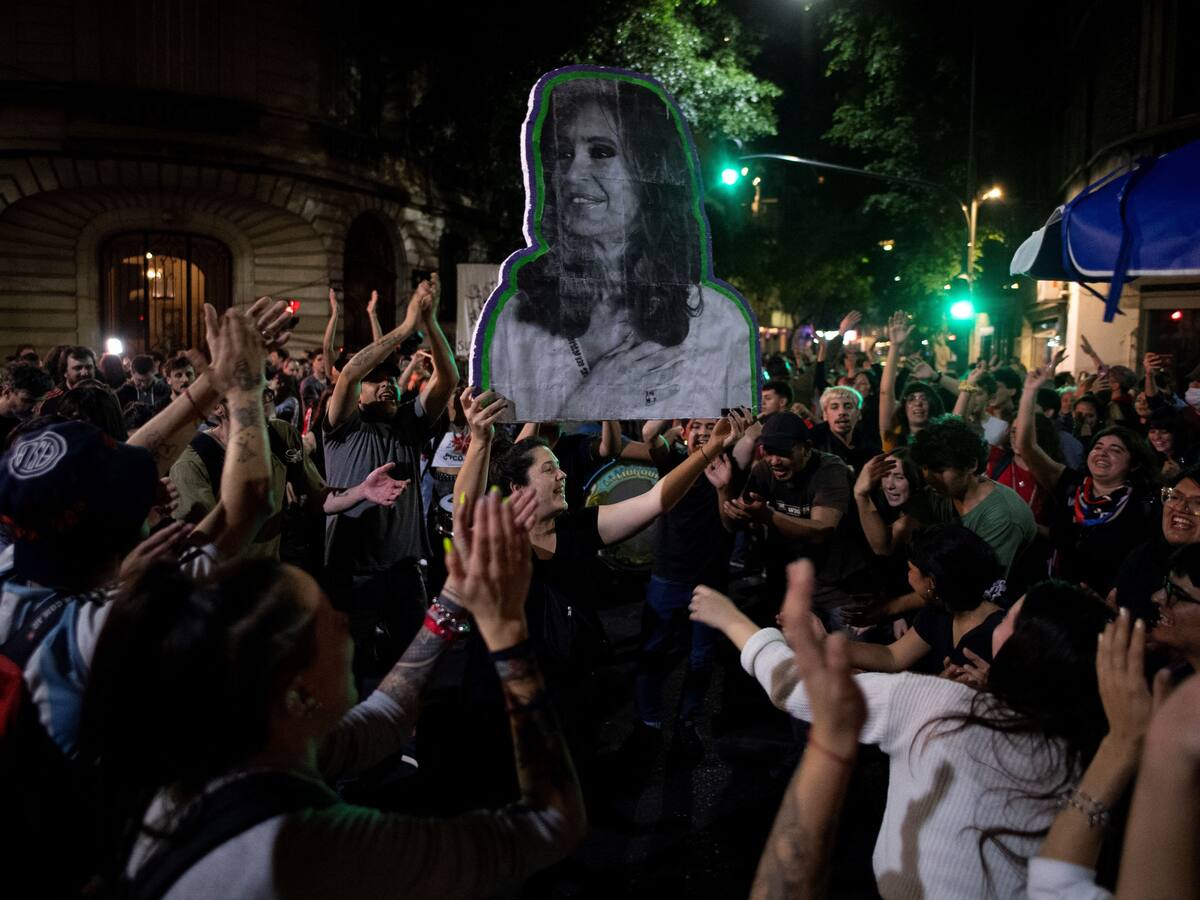 Miles de personas se manifestaron en apoyo a Cristina Fernández en Argentina
