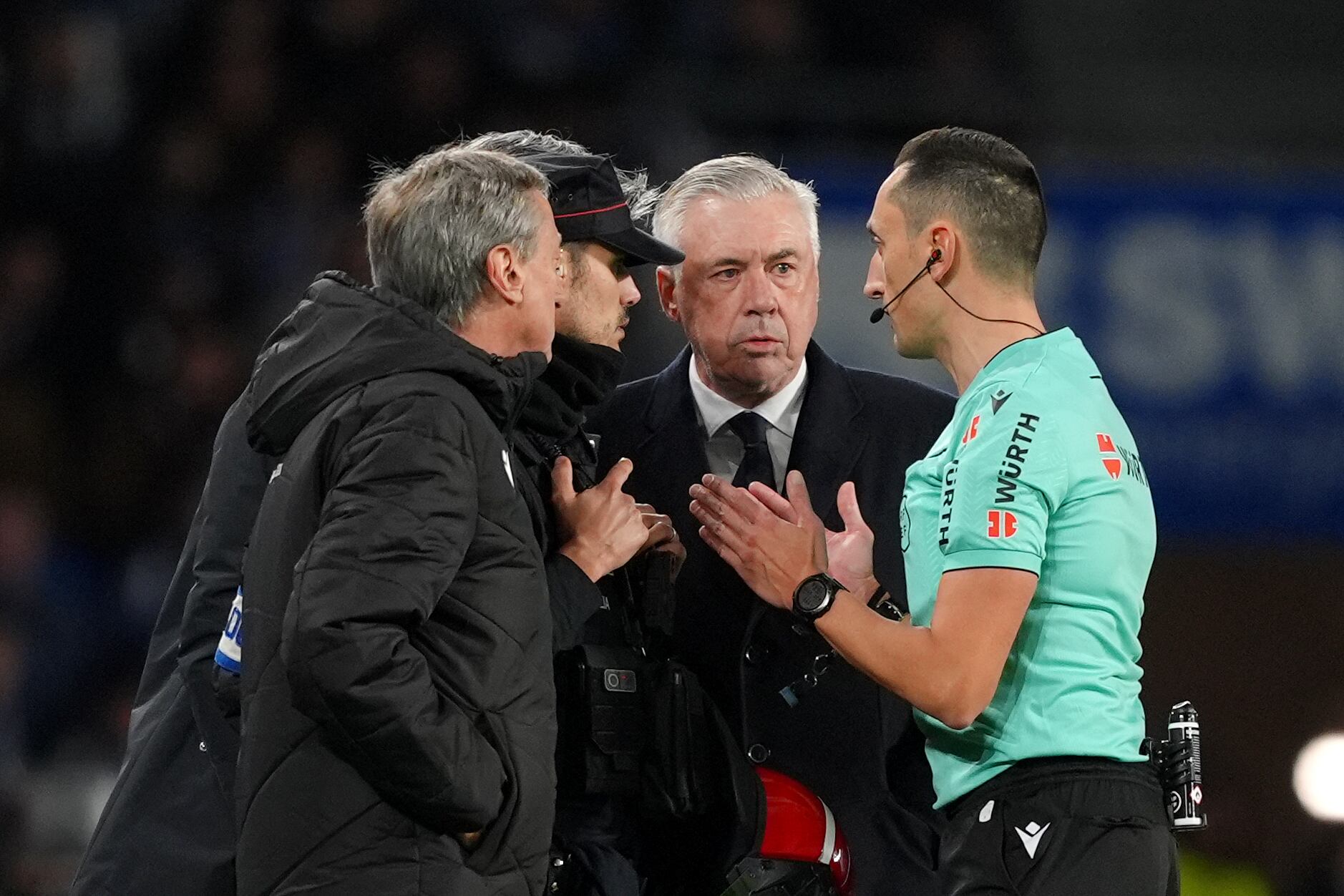 Árbitro José María Sánchez Martínez habla con Carlo Ancelotti y con Imanol Alguacil. FOTO: Juan Manuel Serrano Arce/Getty Images