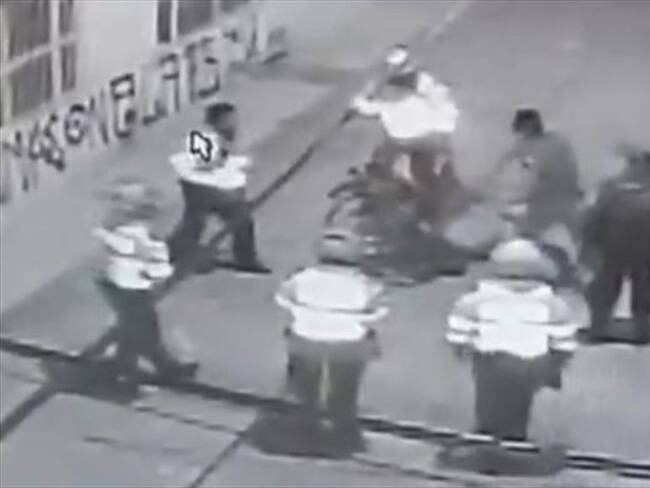 Policías agreden a un hombre en silla de ruedas. Foto: Tomada de video.