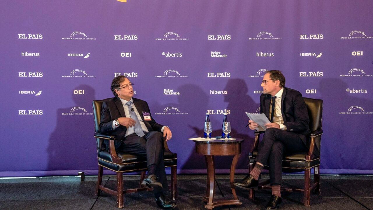 Gustavo Petro, presidente de Colombia, y Jan Martínez Ahrens, director de EL PAÍS América, en el foro ‘Latinoamérica, Estados Unidos y España en la economía global’, este miércoles en Nueva York.Foto El País / Juan Arredondo