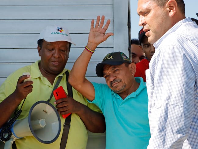 Luis Manuel Díaz Jiménez, padre del futbolista colombiano Luis Díaz, saluda a la multitud, entre familiares, amigos y curiosos, que lo recibió hoy en su casa luego de ser liberado por la guerrilla del Ejército de Liberación Nacional (ELN). EFE/ Ricardo Maldonado Rozo