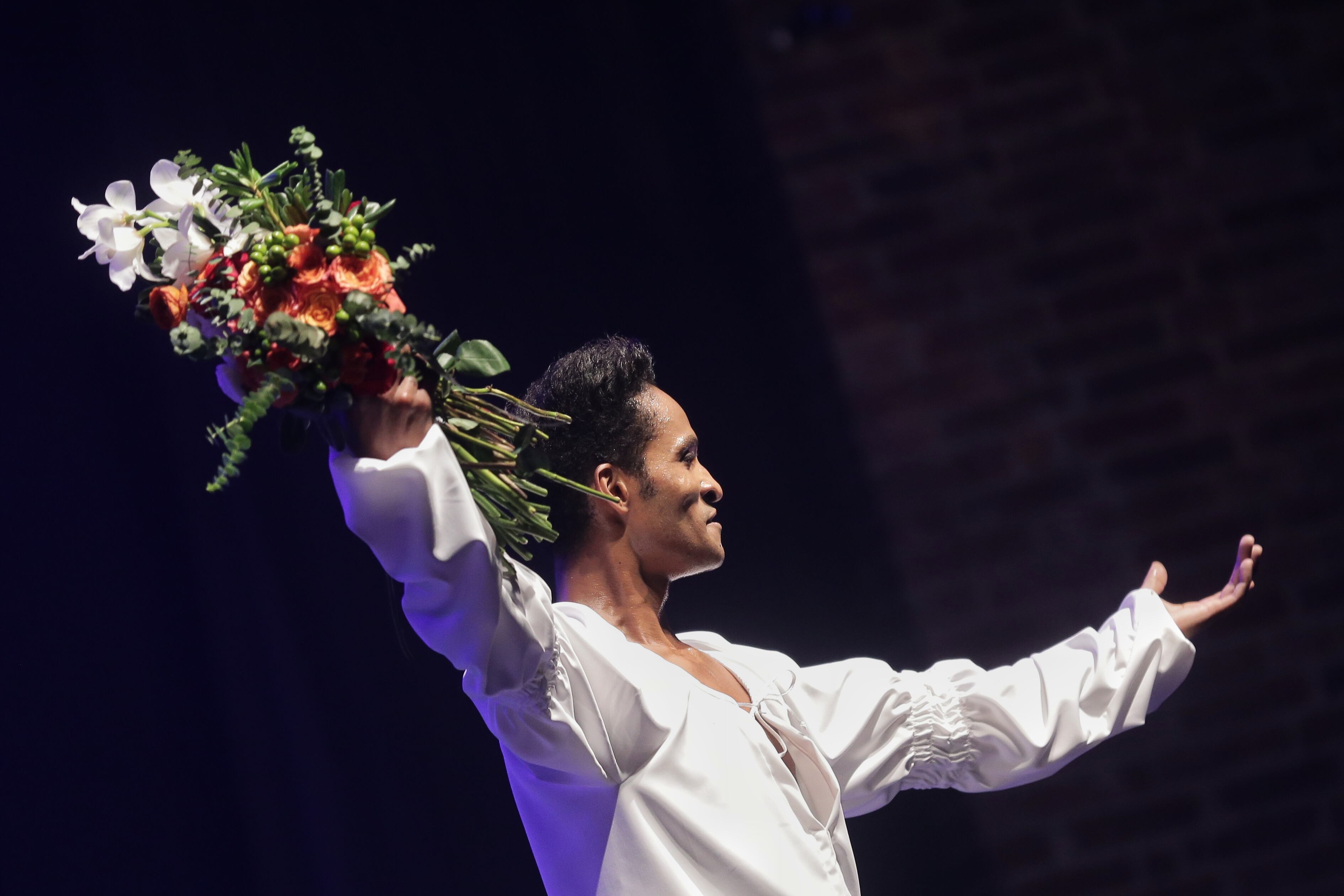 El bailarín colombiano y solista del Royal Ballet de Londres, Fernando Montaño, realizó el lanzamiento de su libro autobiográfico 'Una Buena Ventura'. (Colprensa - Sofía Toscano)