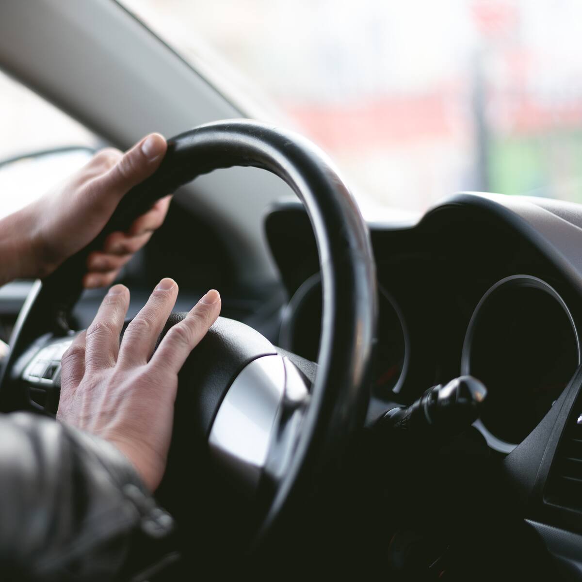 Video: atropelló a dos motociclistas armados que querían robarlo frente a su casa