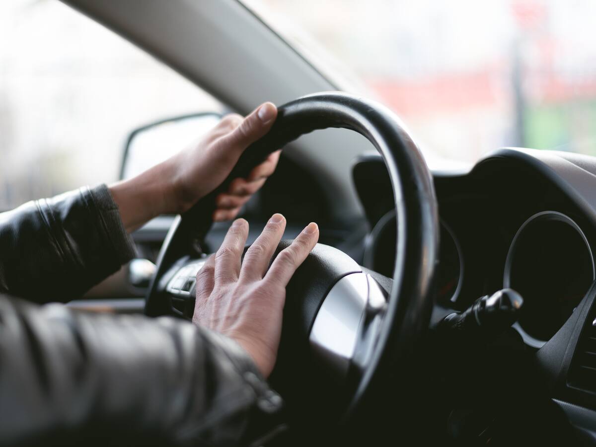 Video: atropelló a dos motociclistas armados que querían robarlo frente a su casa