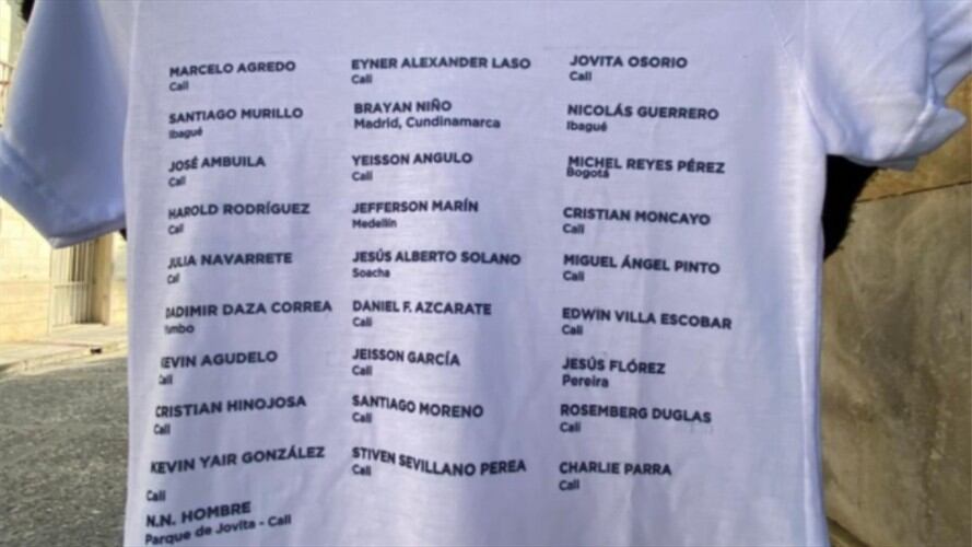 Camisetas con los nombres de personas asesinadas en las manifestaciones. Foto: Twitter: @AngelicaLozanoC